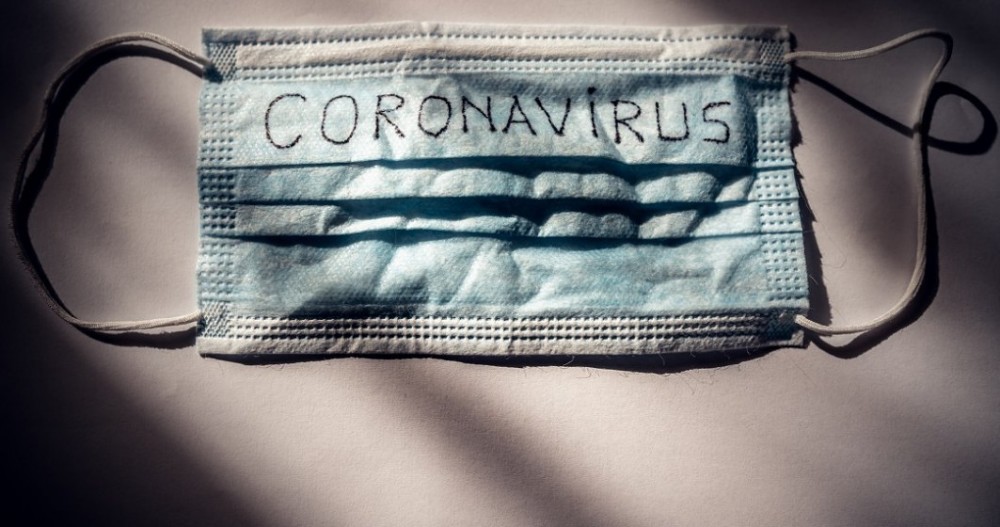 COVID-19: Un producător de măști susţine că a obţinut un material cu nivel de protecţie de 99%